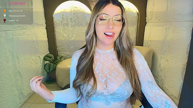 Snapshot of isabella__r chatting on 06/11/26, 12:43 isabella r online show from 06/11/26, 12:43