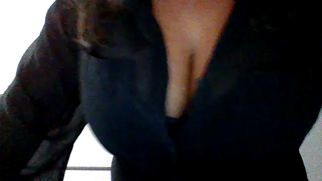 Snapshot of cleo094 chatting on 11/17/25, 02:28 cleo094 online show from 11/17/25, 02:28