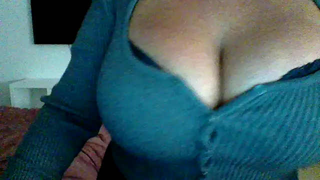 Snapshot of cleo094 chatting on 11/20/25, 02:12 cleo094 online show from 11/20/25, 02:12