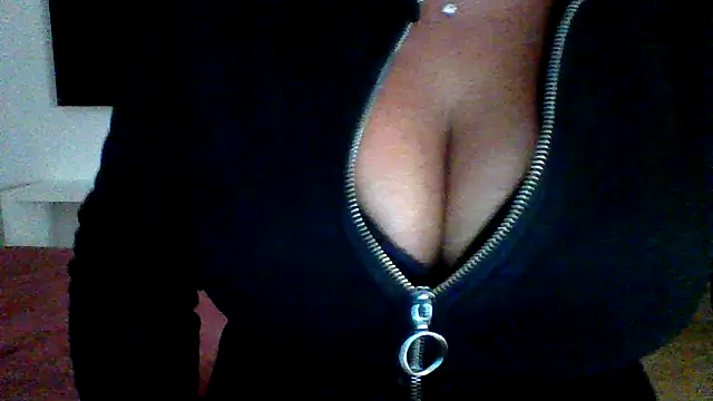 Snapshot of cleo094 chatting on 11/22/25, 01:37 cleo094 online show from 11/22/25, 01:37