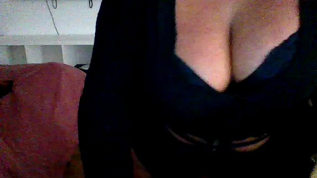 Snapshot of cleo094 chatting on 11/23/25, 03:39 cleo094 online show from 11/23/25, 03:39