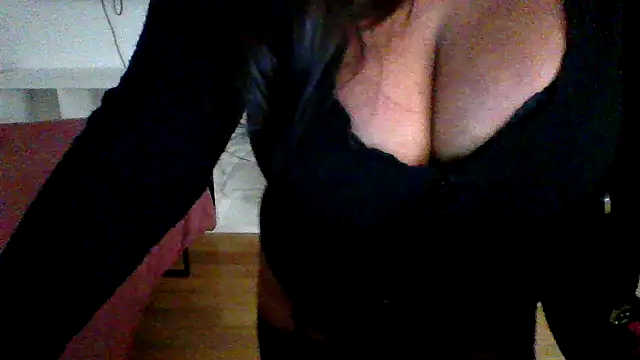 Snapshot of cleo094 chatting on 11/24/25, 12:54 cleo094 online show from 11/24/25, 12:54