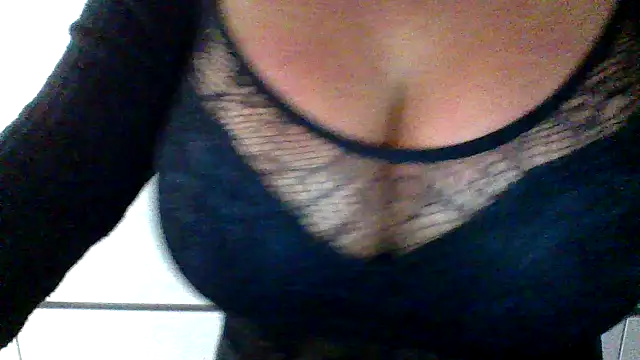 Snapshot of cleo094 chatting on 12/05/25, 02:42 cleo094 online show from 12/05/25, 02:42