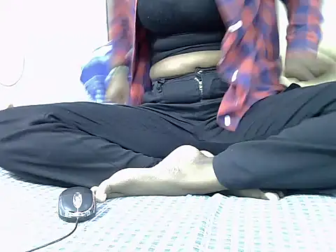 Snapshot of Mleng7677 chatting on 11/12/25, 04:18 Mleng7677 online show from 11/12/25, 04:18