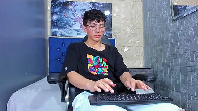 ElanGiraldo online show from 04/27/26, 12:19