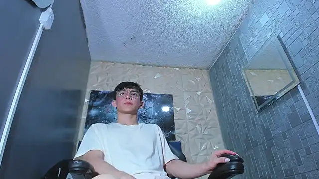 ElanGiraldo online show from 04/28/26, 11:21