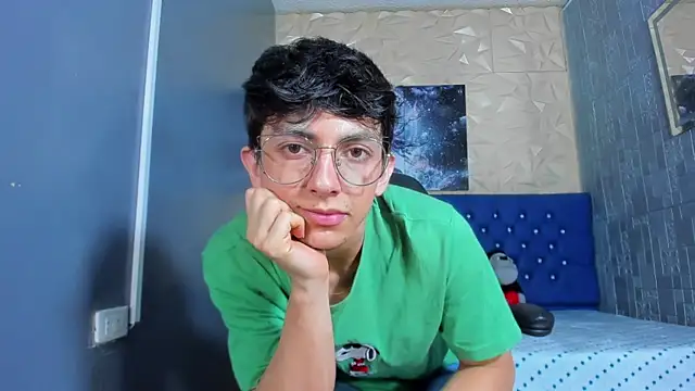 ElanGiraldo online show from 07/04/26, 10:49