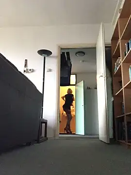 Snapshot of simone_xdressing chatting on 01/05/25, 09:59 simone xdressing online show from 01/05/25, 09:59