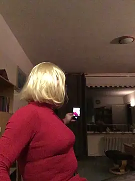 Snapshot of simone_xdressing chatting on 02/02/25, 12:51 simone xdressing online show from 02/02/25, 12:51