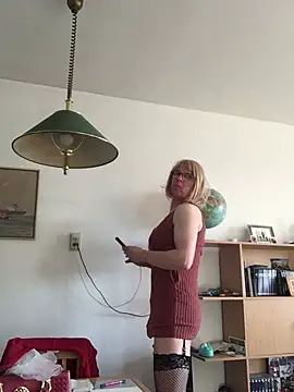 Snapshot of simone_xdressing chatting on 02/02/25, 10:02 simone xdressing online show from 02/02/25, 10:02