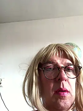 Snapshot of simone_xdressing chatting on 03/02/25, 02:00 simone xdressing online show from 03/02/25, 02:00