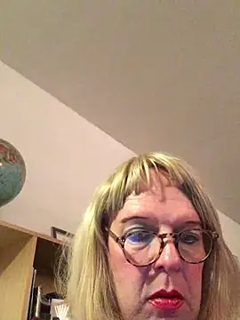 Snapshot of simone_xdressing chatting on 10/02/25, 11:45 simone xdressing online show from 10/02/25, 11:45