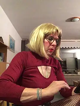 Snapshot of simone_xdressing chatting on 10/19/25, 12:00 simone xdressing online show from 10/19/25, 12:00