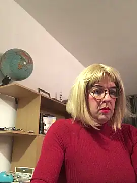 Snapshot of simone_xdressing chatting on 10/26/25, 12:05 simone xdressing online show from 10/26/25, 12:05