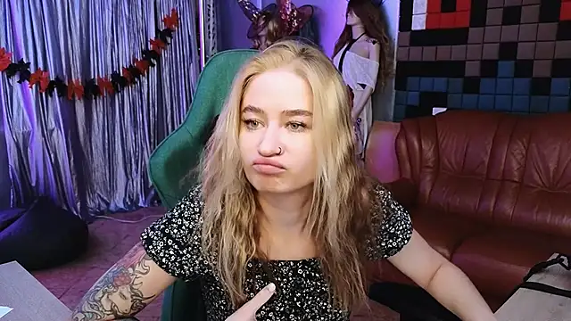 LeilaUvrays online show from 11/10/25, 01:43