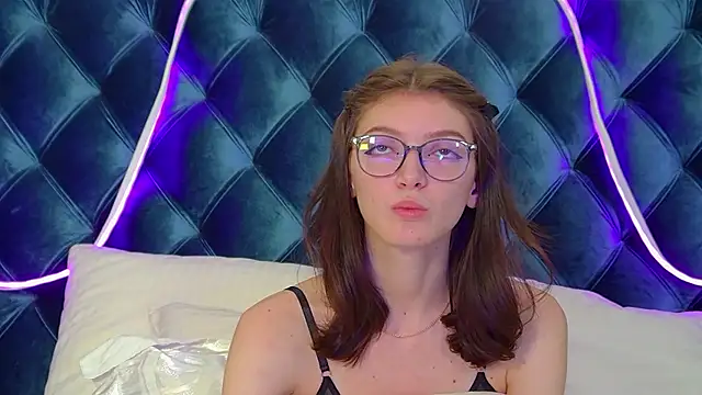 Snapshot of SophiaProve chatting on 11/21/25, 03:22 SophiaProve online show from 11/21/25, 03:22