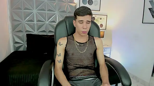 Snapshot of Gabo_white1 chatting on 12/14/25, 02:11 Gabo white1 online show from 12/14/25, 02:11