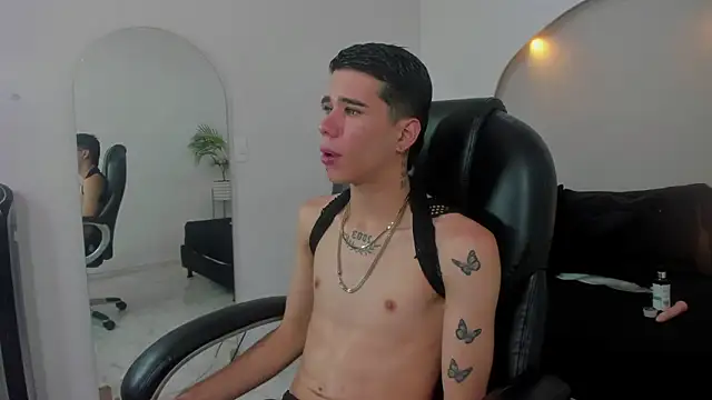 Snapshot of Gabo_white1 chatting on 12/16/25, 05:23 Gabo white1 online show from 12/16/25, 05:23