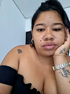 Snapshot of Sarahy- chatting on 12/20/25, 12:56 Sarahy- online show from 12/20/25, 12:56