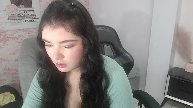 Snapshot of sarah_rouse_t_ chatting on 11/14/25, 12:48 sarah rouse t online show from 11/14/25, 12:48