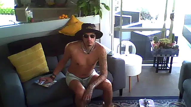 Snapshot of cloudyyyykiwi chatting on 11/13/25, 08:41 cloudyyyykiwi online show from 11/13/25, 08:41