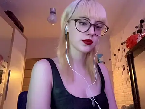 Snapshot of EffacedScan chatting on 11/16/25, 02:22 EffacedScan online show from 11/16/25, 02:22