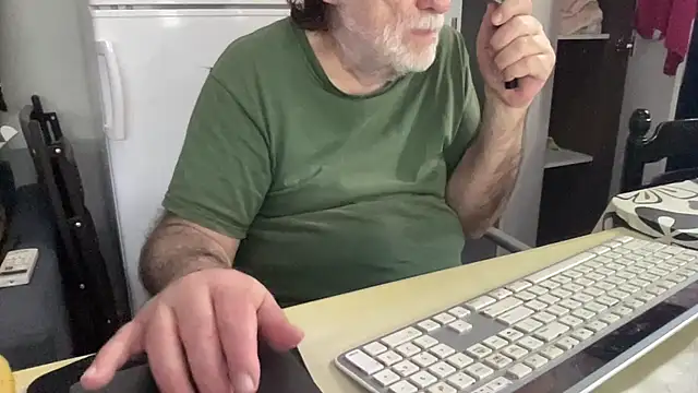 Snapshot of coach-karl chatting on 11/12/25, 10:15 coach-karl online show from 11/12/25, 10:15