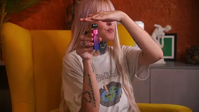 Snapshot of IsauraGarratt chatting on 11/13/25, 12:15 IsauraGarratt online show from 11/13/25, 12:15