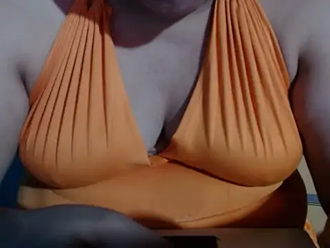 Snapshot of karolbb22 chatting on 11/12/25, 01:22 karolbb22 online show from 11/12/25, 01:22