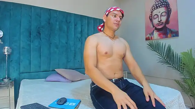 Snapshot of DhannLee chatting on 11/17/25, 01:17 DhannLee online show from 11/17/25, 01:17