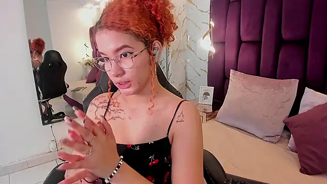 Snapshot of avrilwaynee chatting on 11/18/25, 01:04 avrilwaynee online show from 11/18/25, 01:04