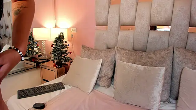 Snapshot of avrilwaynee chatting on 11/29/25, 12:41 avrilwaynee online show from 11/29/25, 12:41