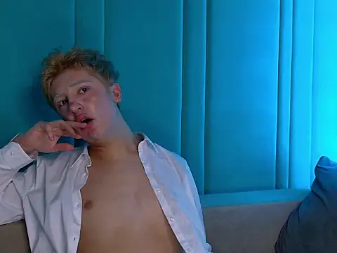 Snapshot of LucasFinister chatting on 11/17/25, 06:24 LucasFinister online show from 11/17/25, 06:24