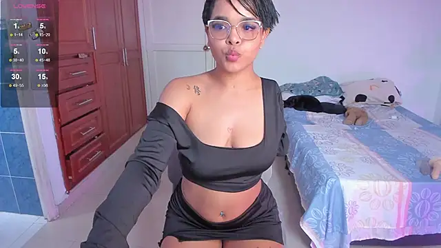 Snapshot of Tatiana-Jaaramillo chatting on 04/17/26, 02:42 Tatiana-Jaaramillo online show from 04/17/26, 02:42