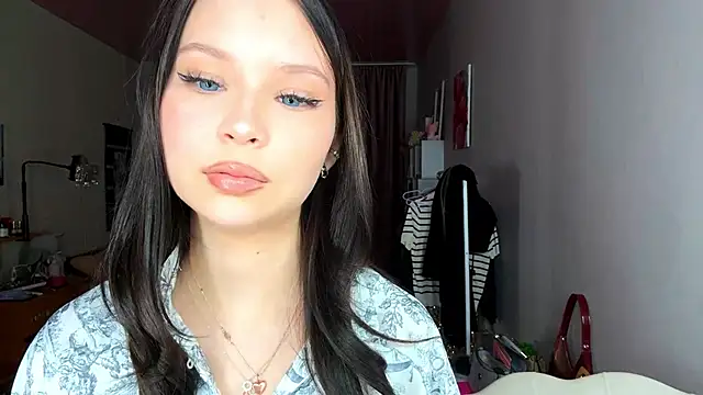 Snapshot of EmmaJonse chatting on 11/17/25, 11:05 EmmaJonse online show from 11/17/25, 11:05