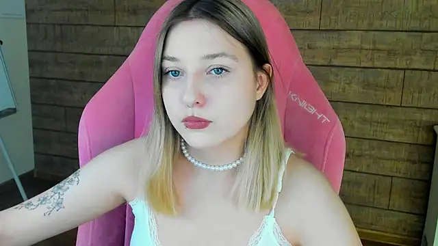 Snapshot of TinnaBurton chatting on 05/06/26, 04:23 TinnaBurton online show from 05/06/26, 04:23