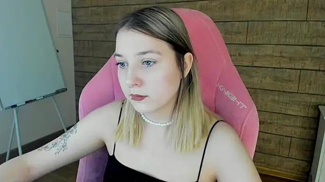 Snapshot of TinnaBurton chatting on 05/10/26, 04:23 TinnaBurton online show from 05/10/26, 04:23