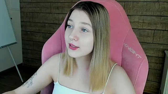 Snapshot of TinnaBurton chatting on 05/17/26, 04:25 TinnaBurton online show from 05/17/26, 04:25