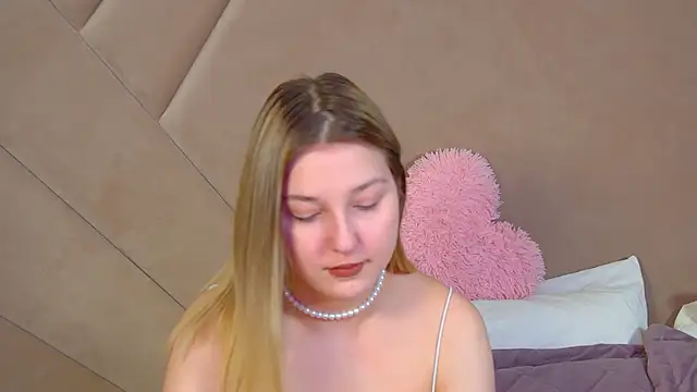 Snapshot of TinnaBurton chatting on 06/08/26, 04:07 TinnaBurton online show from 06/08/26, 04:07