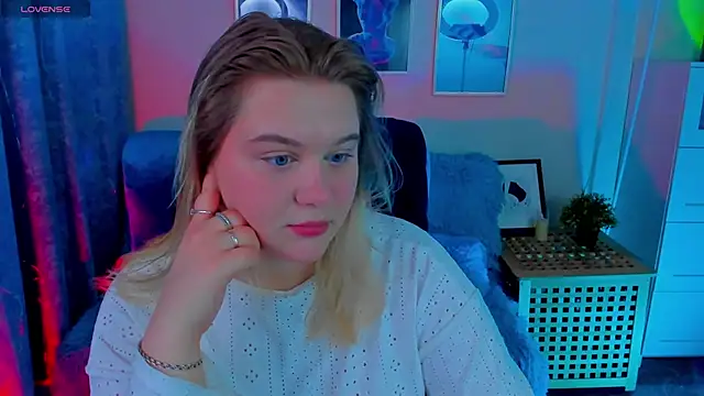 Snapshot of LouiseMous chatting on 12/04/25, 09:01 LouiseMous online show from 12/04/25, 09:01