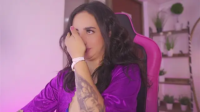 Snapshot of Enola_Holmes_ chatting on 11/26/25, 12:28 Enola Holmes online show from 11/26/25, 12:28