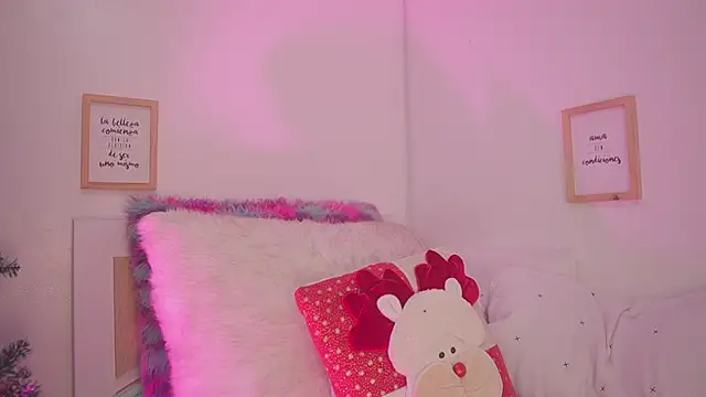 Snapshot of Enola_Holmes_ chatting on 12/14/25, 12:32 Enola Holmes online show from 12/14/25, 12:32