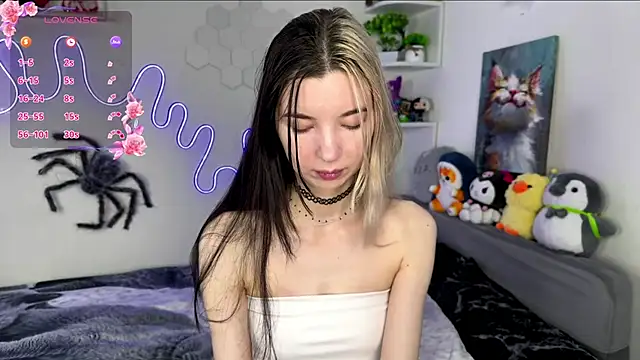 Snapshot of Emmie_shy chatting on 05/18/26, 10:04 Emmie shy online show from 05/18/26, 10:04