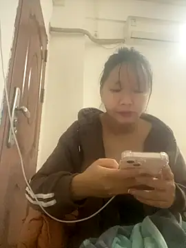 Snapshot of yiyi0316 chatting on 11/21/25, 04:49 yiyi0316 online show from 11/21/25, 04:49