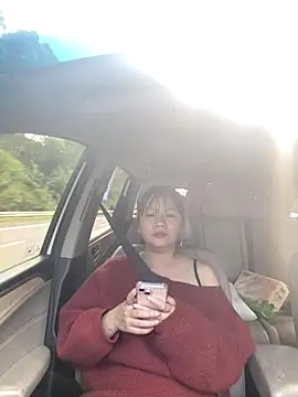 Snapshot of yiyi0316 chatting on 11/24/25, 02:22 yiyi0316 online show from 11/24/25, 02:22