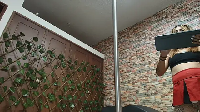 Snapshot of dania_ch chatting on 11/16/25, 01:39 dania ch online show from 11/16/25, 01:39