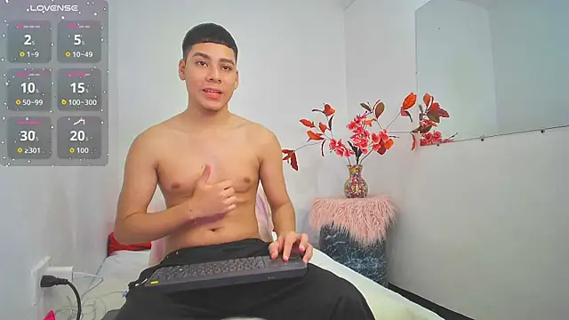 Lucastorrez01 online show from 11/21/25, 04:22