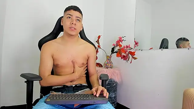 Lucastorrez01 online show from 01/13/26, 09:31