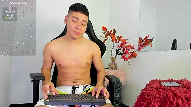 Lucastorrez01 online show from 01/16/26, 03:43