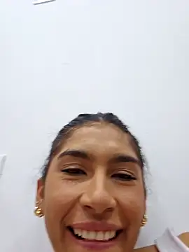 Snapshot of skinnyrox chatting on 11/16/25, 02:39 skinnyrox online show from 11/16/25, 02:39